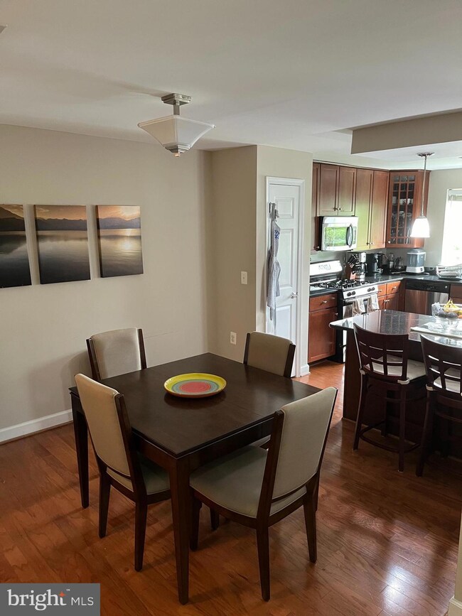 4081 S Four Mile Run Dr unit 401, Arlington, VA 22204 - photo 5