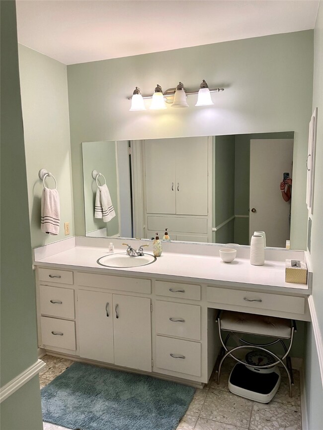 10026 Candlewood Dr, Houston, TX 77042 - photo 4