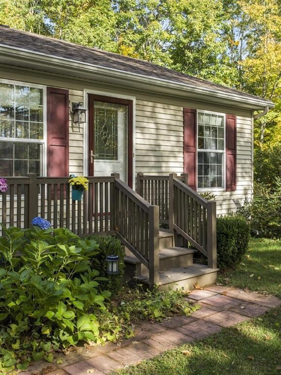 Attractive formal entry with small...