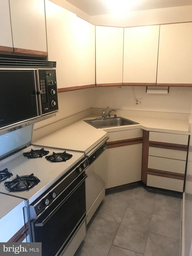 204 Park Terrace Ct SE unit 33, Vienna, VA 22180 - photo 6