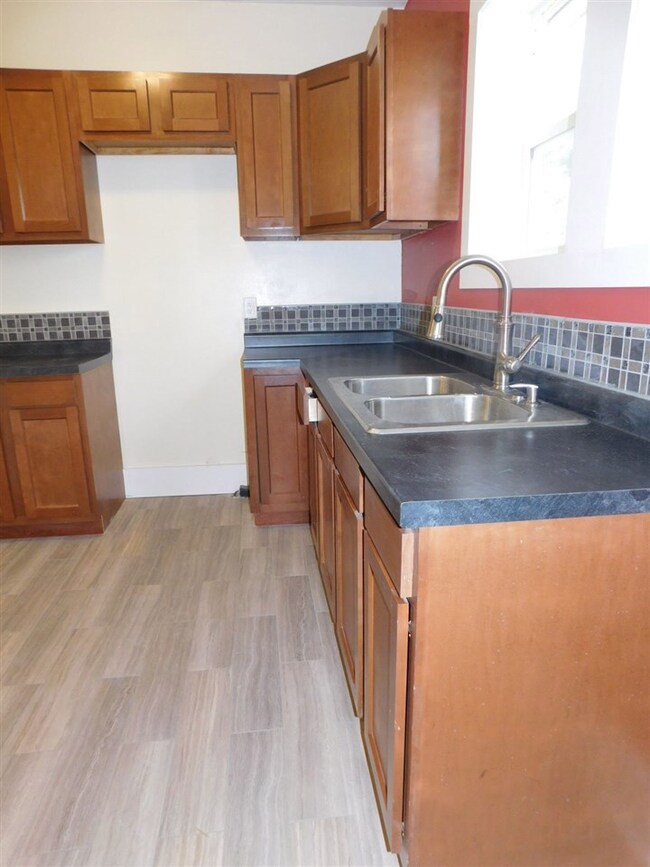 104 N Walnut St, Maquoketa, IA 52060 - photo 4