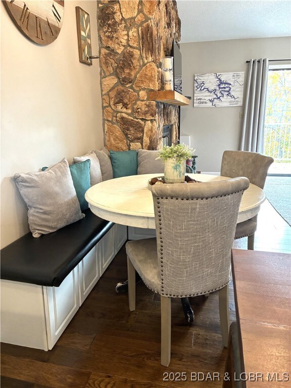 BANQUETTE SEATING WITH EXTRA STORAGE