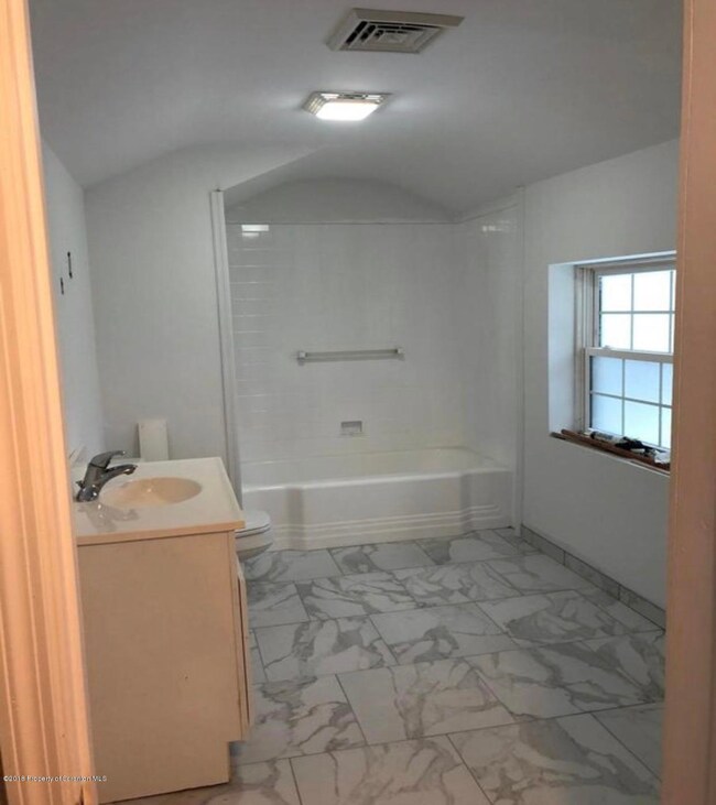 2027 Green Ridge 1st Floor St, Dunmore, PA 18509 - photo 4