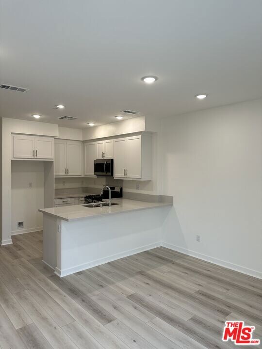 Homesite B6 kitchen with quartz counter and shaker