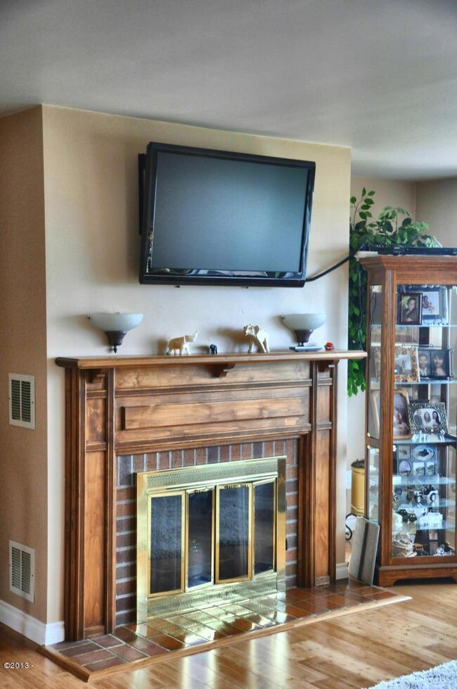 FIREPLACE IN LIVINGROOM