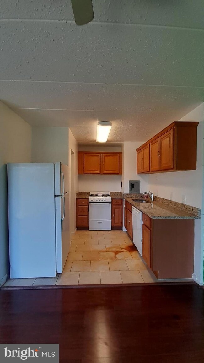 1804 Metzerott Rd unit 303, Adelphi, MD 20783 - photo 6