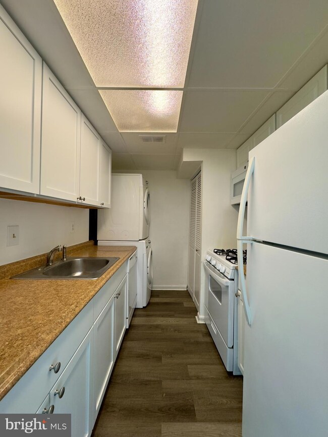 8 King Henry Cir, Rosedale, MD 21237 - photo 4