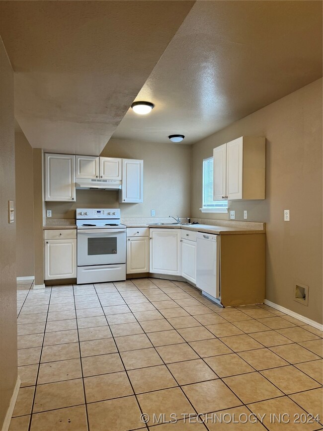 14216 S Hickory St, Glenpool, OK 74033 - photo 3