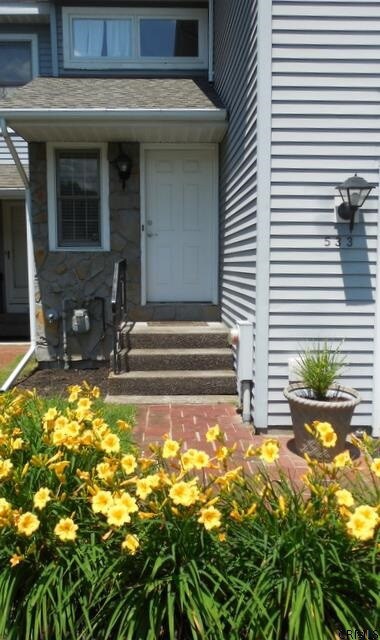 533 Highwood Cir, Albany, NY 12203 - photo 3
