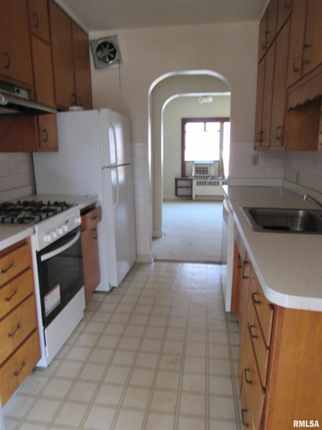 1425 Brady St unit 3, Davenport, IA 52803 - photo 3