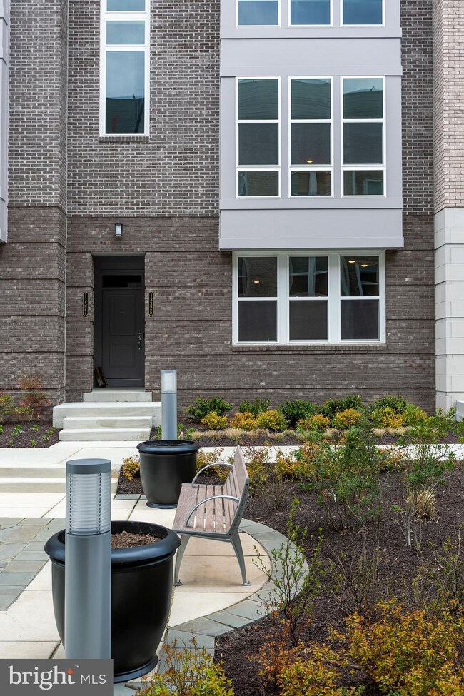 13325 Launders St unit 139, Herndon, VA 20171 - photo 2
