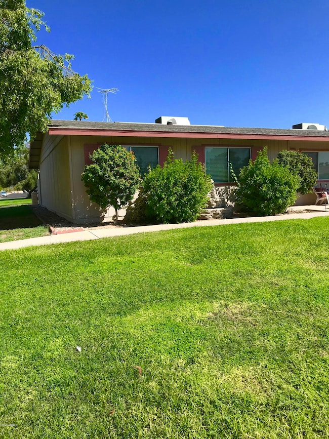 11138 W Emerald Dr unit 185, Sun City, AZ 85351 - photo 2