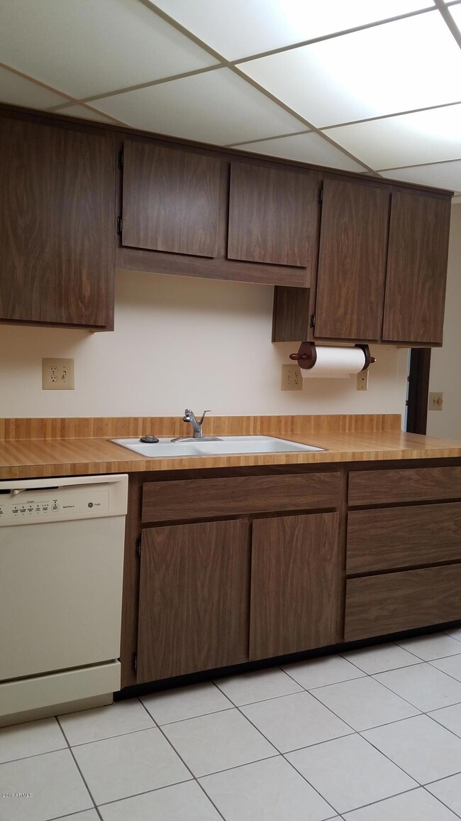 10887 W Emerald Dr, Sun City, AZ 85351 - photo 4