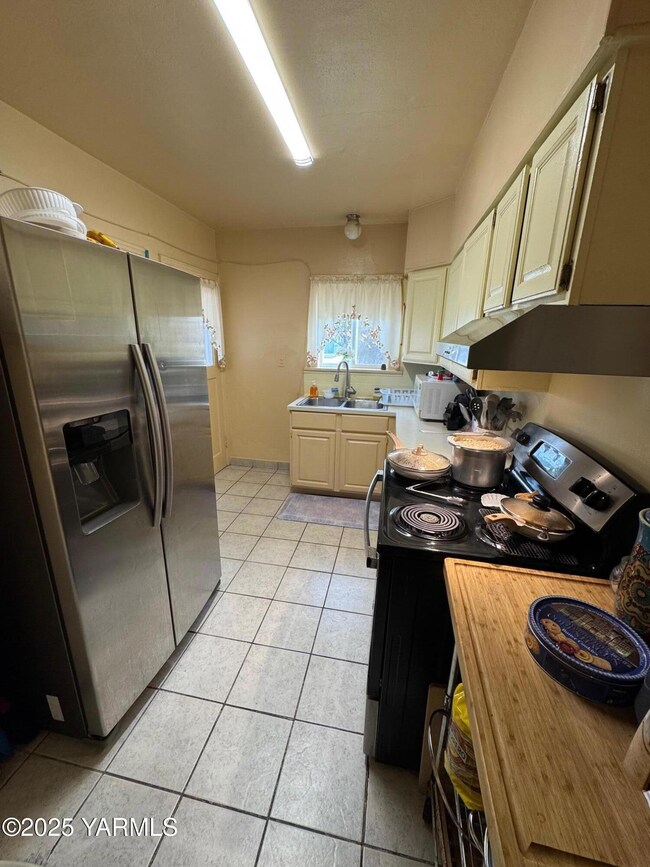 206 S Date St, Toppenish, WA 98948 - photo 7