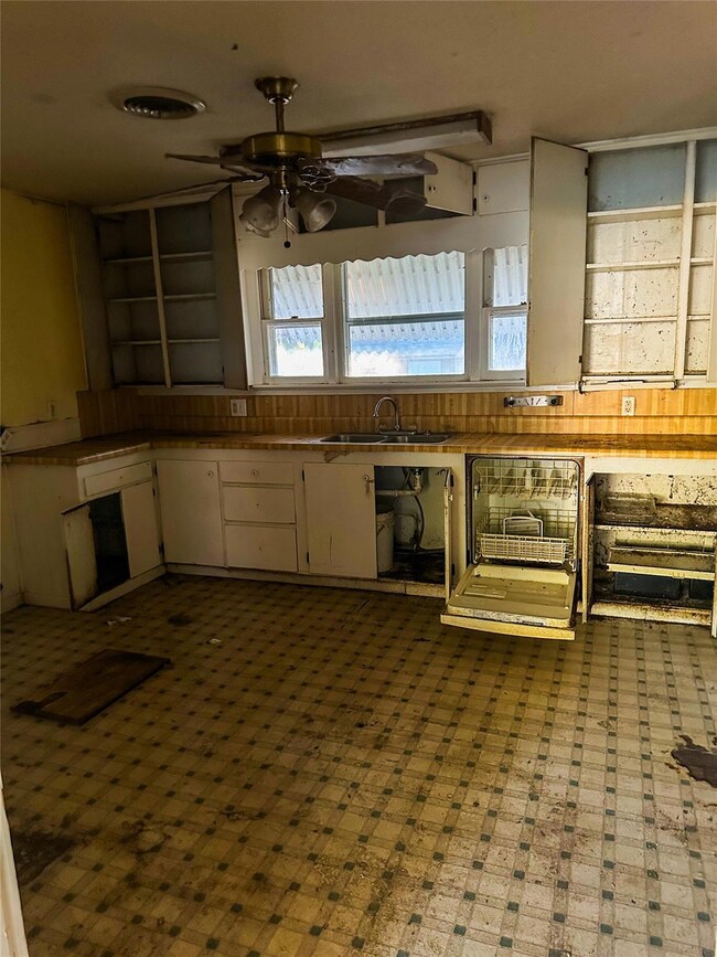 1103 N Howeth St, Gainesville, TX 76240 - photo 6