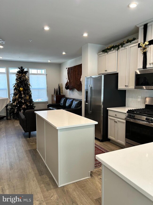 8258 Goldstone Ct, Hyattsville, MD 20785 - photo 6