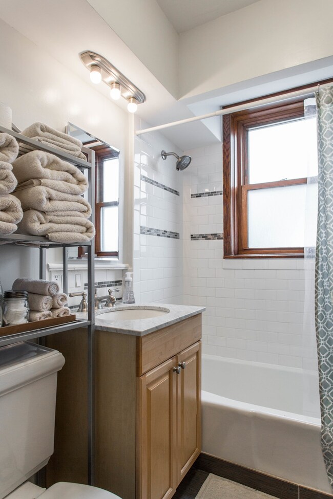 2051 W Ainslie St unit 3W, Chicago, IL 60625 - photo 5