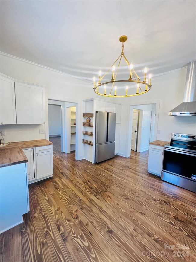 413 Stockton St, Statesville, NC 28677 - photo 5