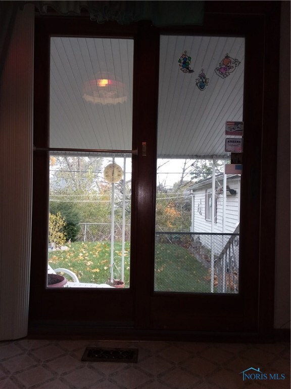 4452 Helmond Ct, Toledo, OH 43611 - photo 4