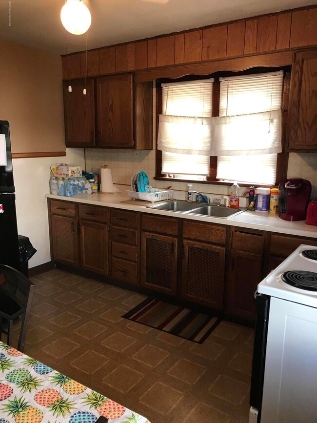 204 S Apple St, Dunmore, PA 18512 - photo 5