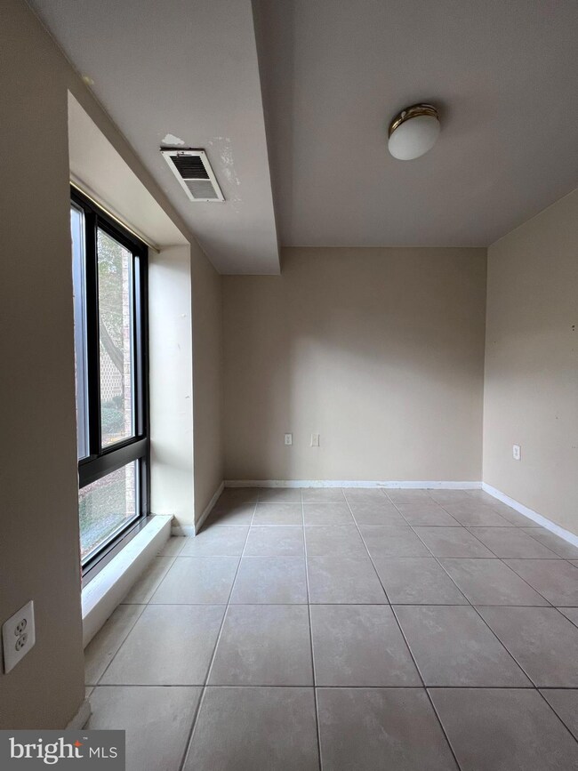 Lafayette Park unit 205, Falls Church, VA 22041 - photo 5