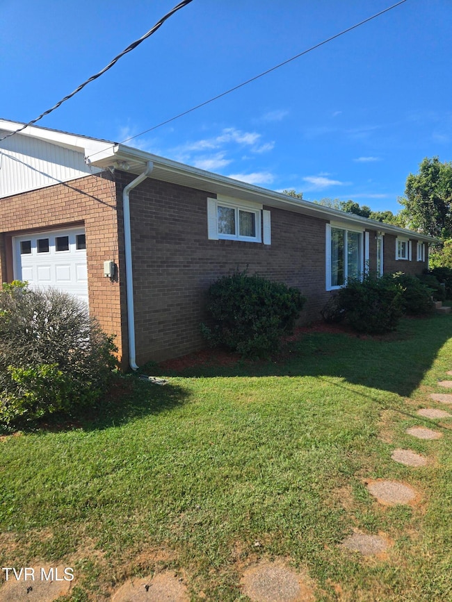 720 N Mohawk Dr, Erwin, TN 37650 - photo 2