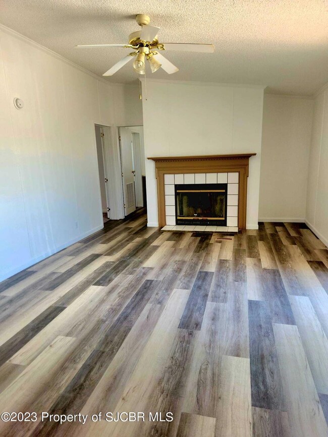 Family room w Fireplace