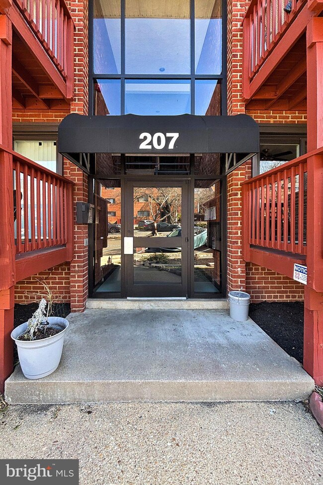 207 Skyhill Rd unit 1, Alexandria, VA 22314 - photo 3