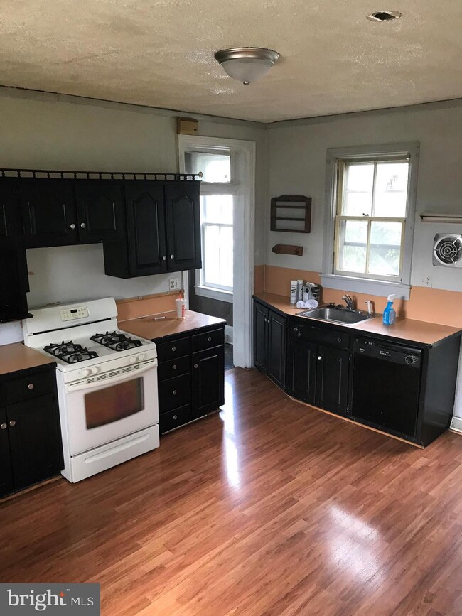 424 S 3rd St, Chambersburg, PA 17201 - photo 6