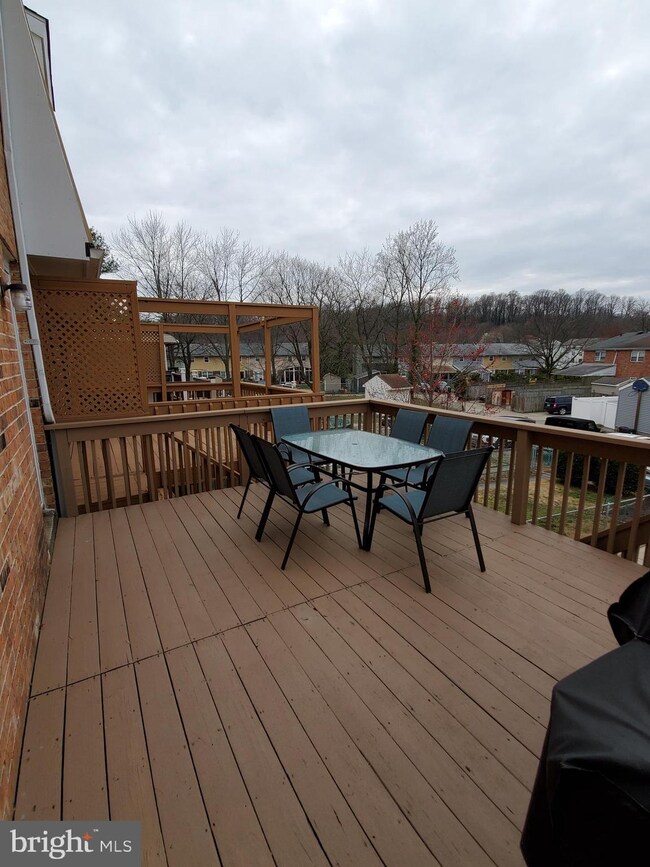 977 Stormont Cir, Halethorpe, MD 21227 - photo 3