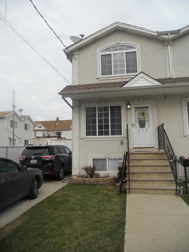 217 Dubois Ave, Staten Island, NY 10310 - photo 2