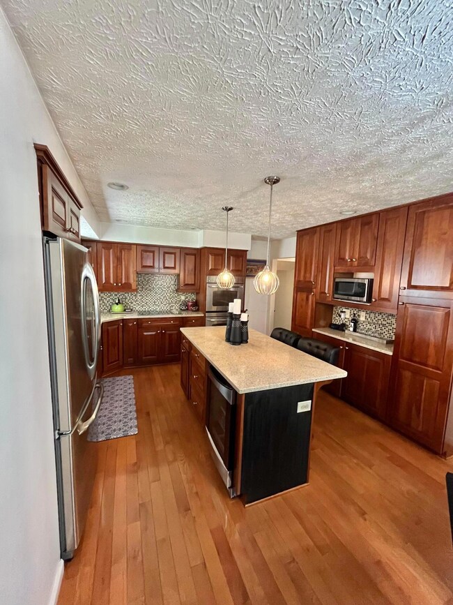 2066 Nobleshire Rd, Columbus, OH 43229 - photo 7