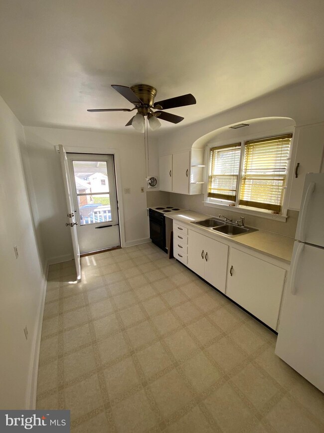 2861 Horseshoe Pike unit REAR, Campbelltown, PA 17010 - photo 3