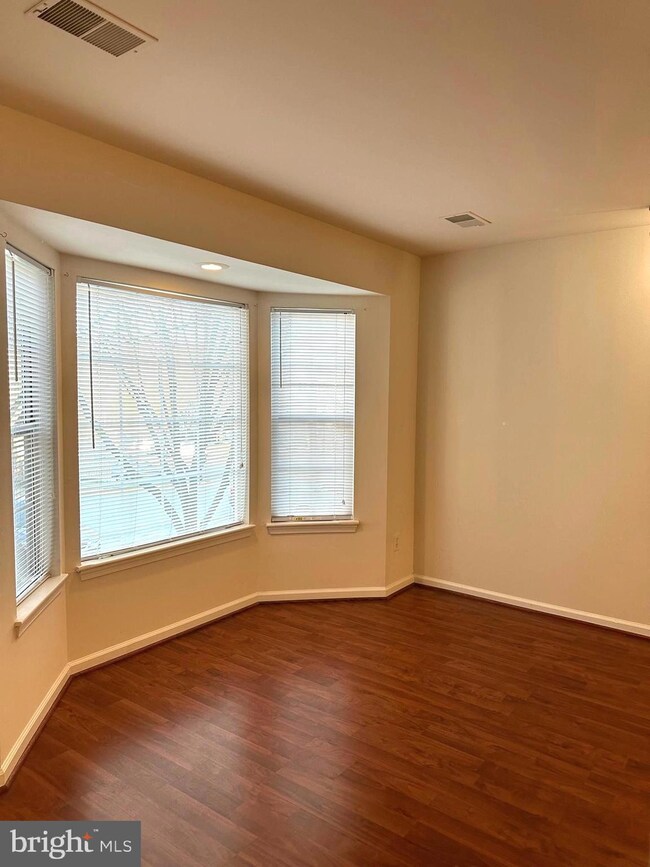 16262 Taconic Cir, Dumfries, VA 22025 - photo 6