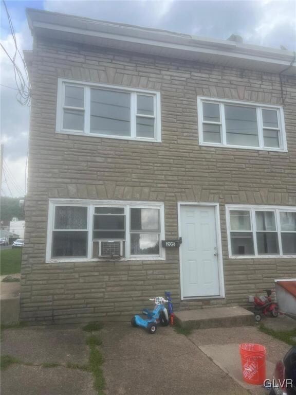 205 E Lloyd St, Shenandoah, PA 17976 - photo 2