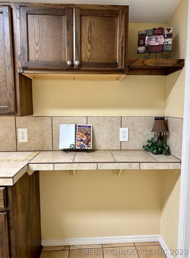 612 E Tahlequah Ave, Sulphur, OK 73086 - photo 4