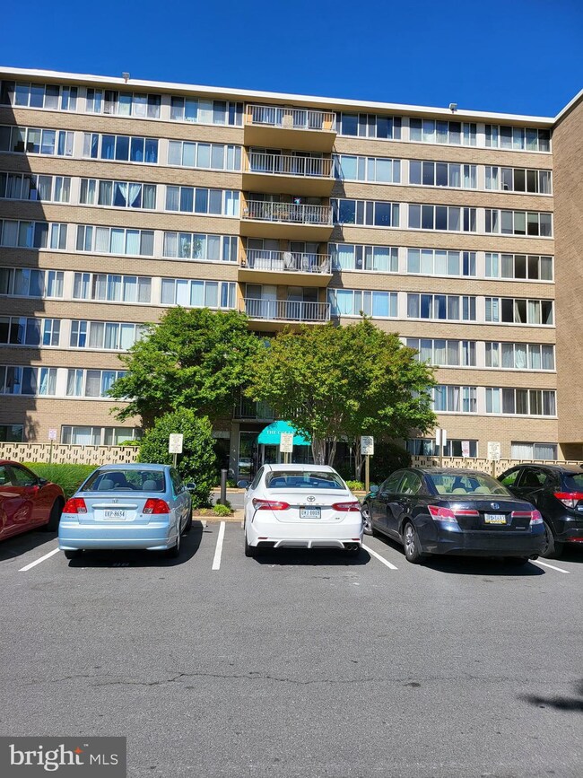 Columbia Condominiums unit 414, Arlington, VA 22204 - photo 2