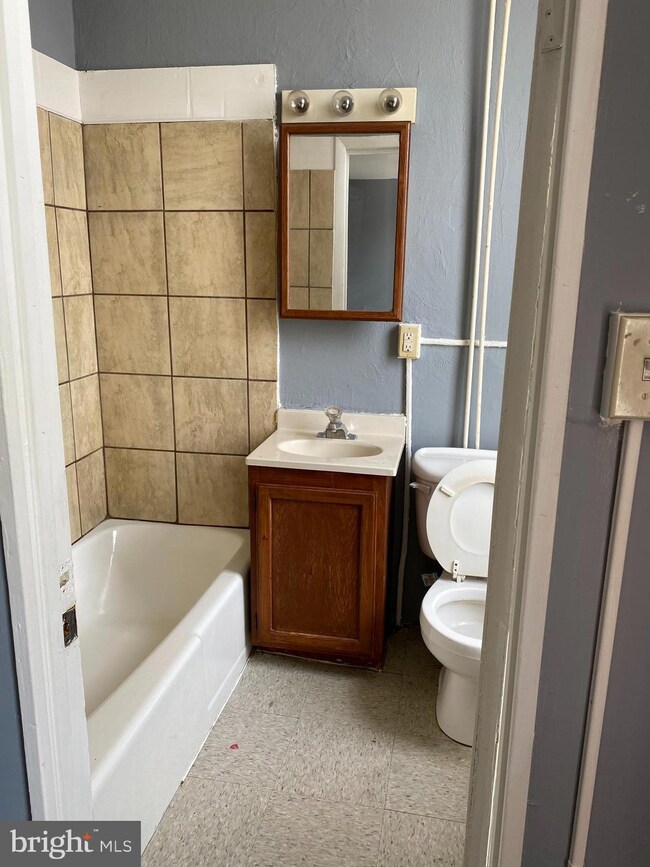 117 N 3rd St unit 2, Reading, PA 19601 - photo 2