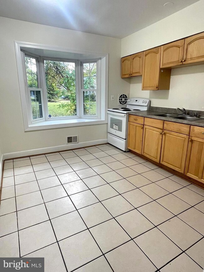 1214 Van Buren Dr, Fort Washington, MD 20744 - photo 2