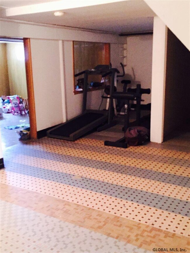 6 Sitzmark Ln, Rensselaer, NY 12144 - photo 2