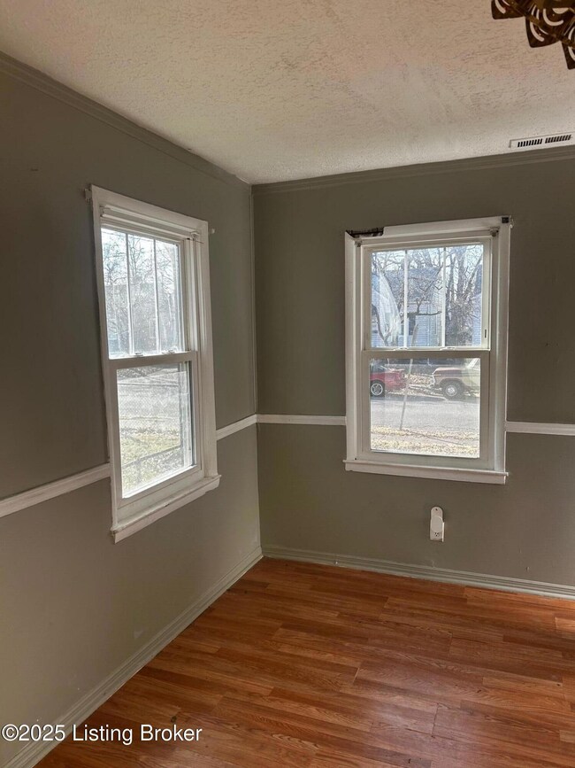3761 Powell Ave-Living Rm pic 2