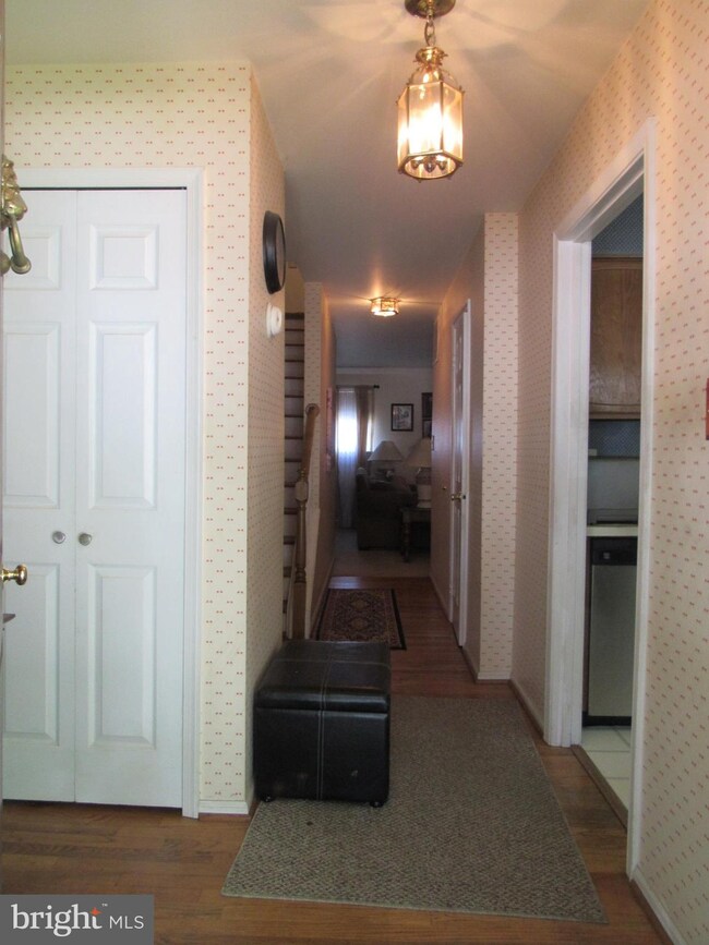 10111 Schoolhouse Woods Ct, Burke, VA 22015 - photo 3