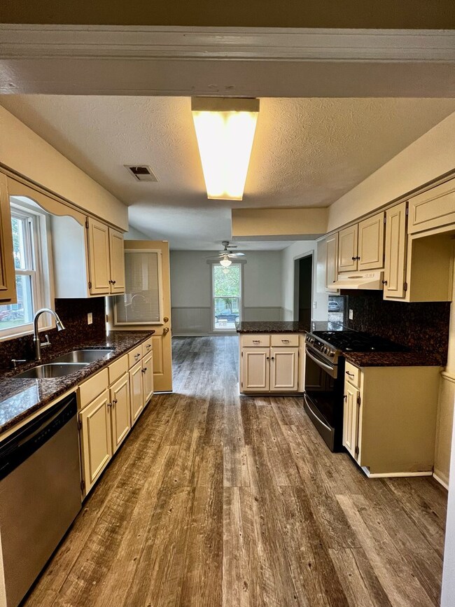 6325 Parker Dr, Columbus, GA 31907 - photo 5