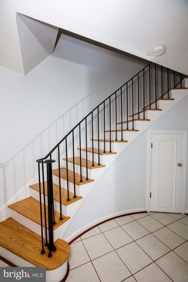 8236 Carrleigh Pkwy unit 87, Springfield, VA 22152 - photo 5