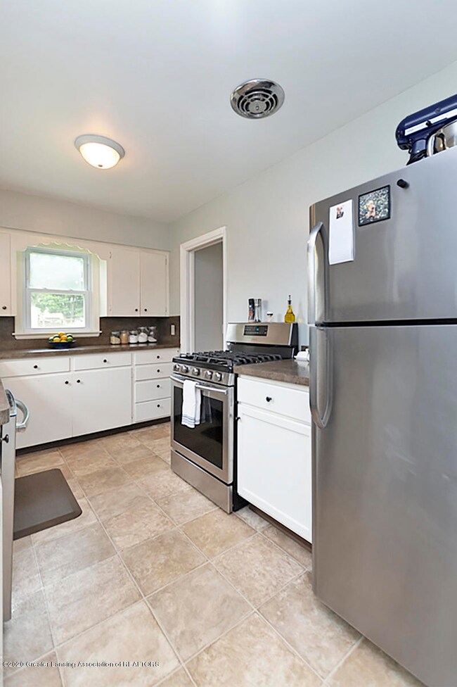 (6) MAIN FLOOR Kitchen
