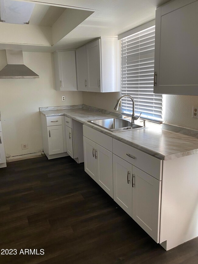 8001 W Westview Dr, Phoenix, AZ 85033 - photo 4