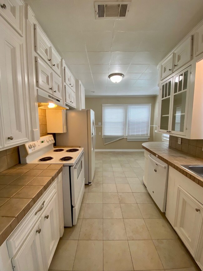 1911 Bradshaw St, Houston, TX 77008 - photo 7