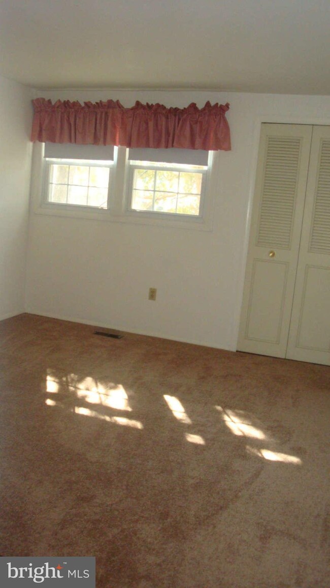 12809 Point Pleasant Dr, Fairfax, VA 22033 - photo 3