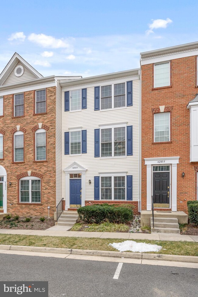 42837 Sykes Terrace, Chantilly, VA 20152 - photo 2