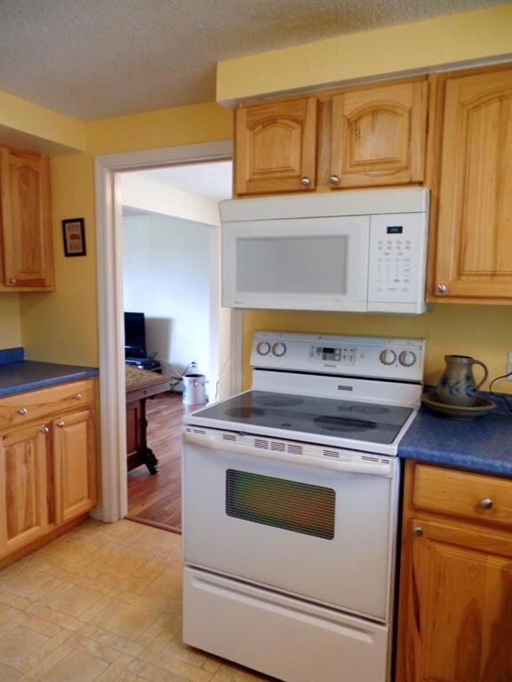 Very nice kitchen with electric...